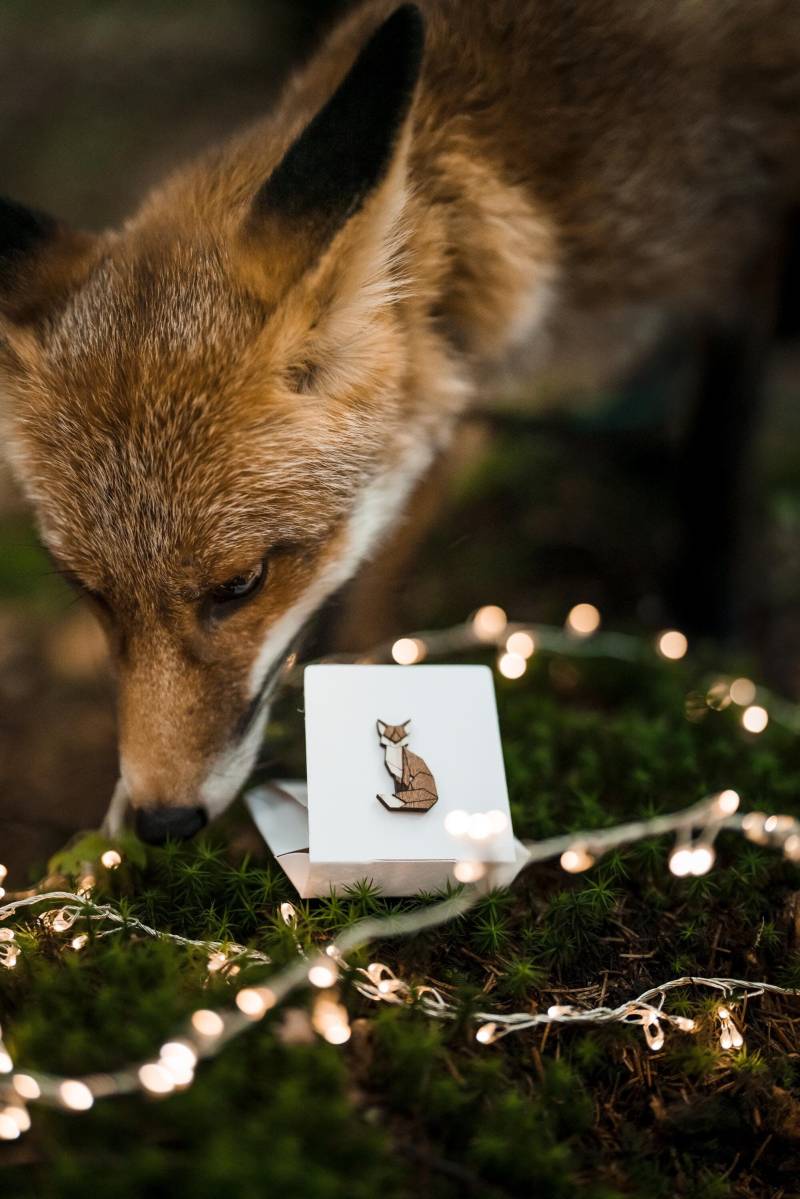 Sitting Fox Wooden Brooch - Handcrafted Pin Woodland Animal Jewelry Eco-Friendly Accessory Minimalist Engraved von BeWoodenCompany
