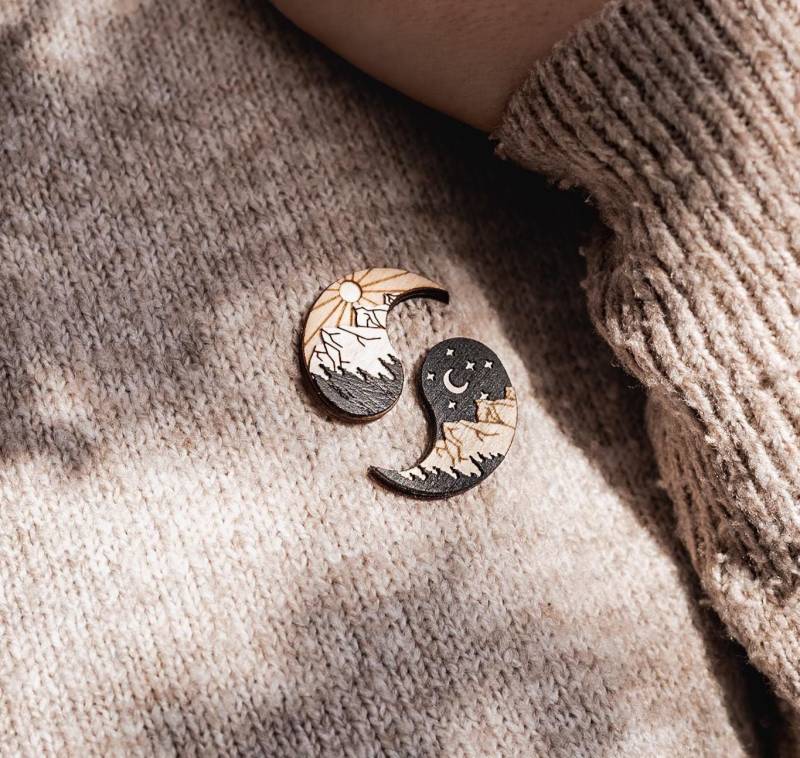 Sun Wooden Brooch - Handmade Daytime Pin Engraved Sun Bright Nature-Inspired Accessory Eco-Friendly Couple Idea von BeWoodenCompany