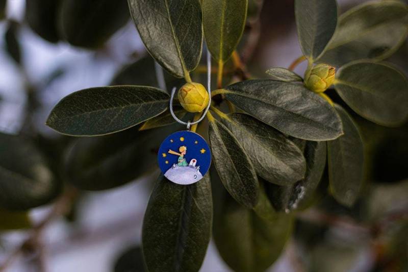 The Little Prince & Rose Pendant - Wooden Literary Handcrafted Book Jewelry-Eco-Friendly Necklace Storytelling Accessory von BeWoodenCompany