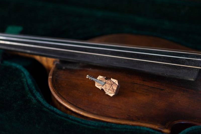 Violin Wooden Brooch - Handmade Music Wooden Instrument Eco-Friendly Musical Jewelry-Engraved Violin Pin Unique Gift For Musician von BeWoodenCompany