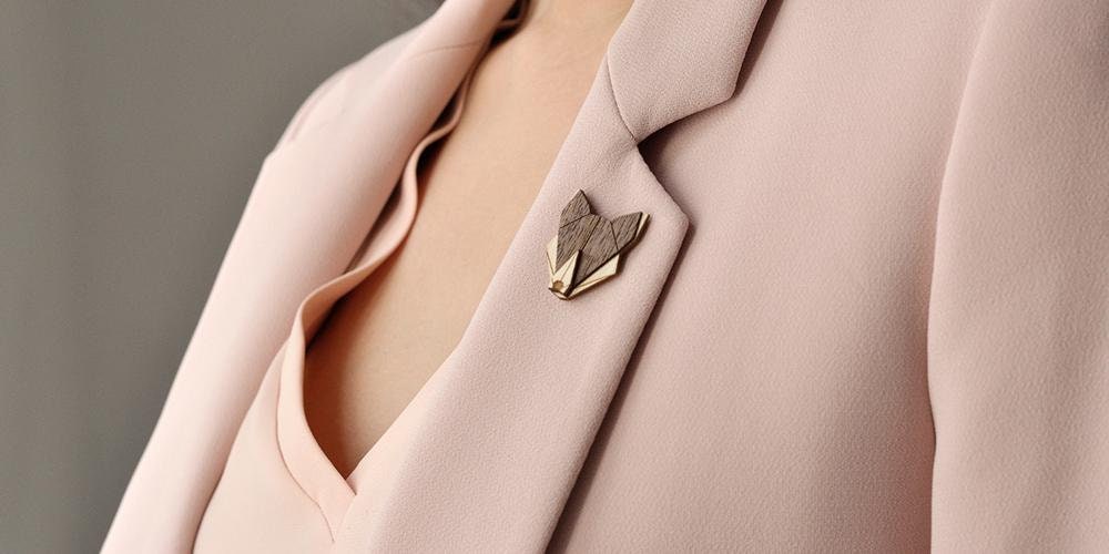 Wolf Wooden Brooch - Handcrafted Deer Pin Animal Jewelry Eco-Friendly Accessory Minimalist Engraved von BeWoodenCompany