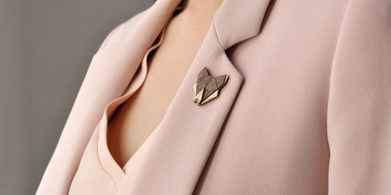 Wolf Wooden Brooch - Handcrafted Deer Pin Animal Jewelry Eco-Friendly Accessory Minimalist Engraved von BeWoodenCompany