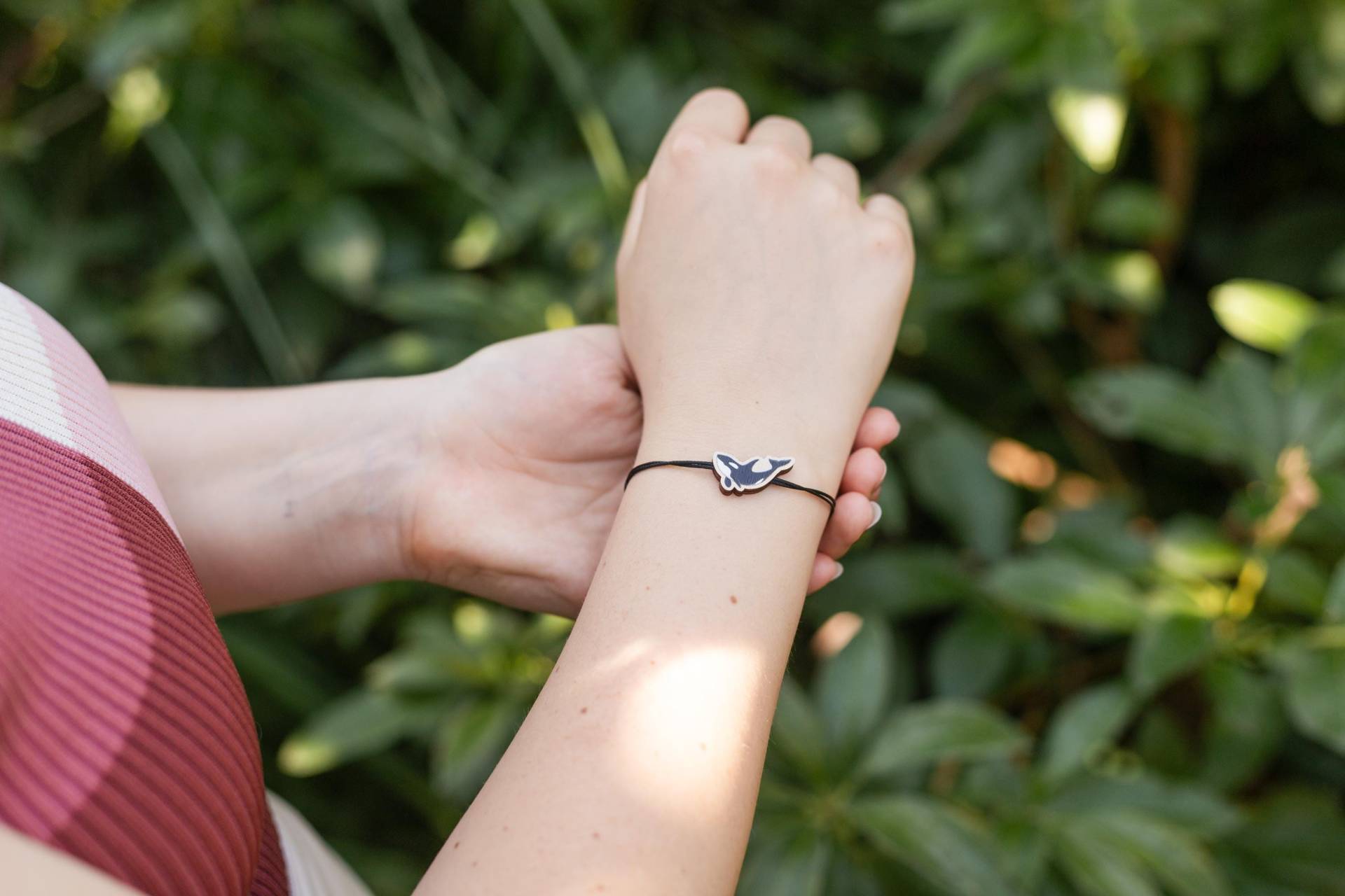 Wooden Orca String Bracelet - Birch Charm, Adjustable Cotton Cord, Ocean Energy Token, Eco Gift For Nature Lovers von BeWoodenCompany