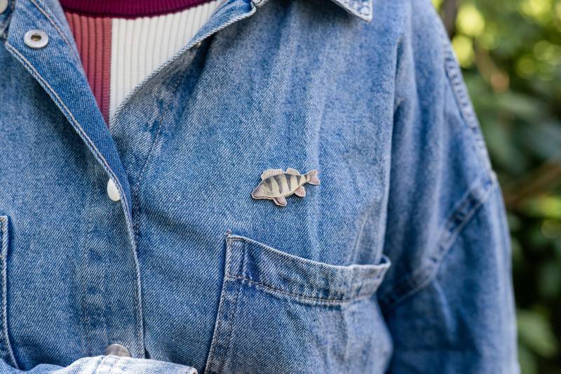 Wooden Perch Brooch - Epipi Design, Birch & Beech Handmade Pin, Czech Freshwater Style, Unique Nature Lover Gift von BeWoodenCompany