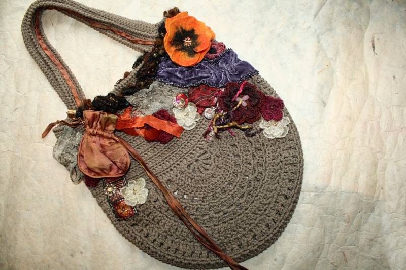 Boho - Handgehäkelte Tasche Mit Filzblume Embroidered/Fia von BeaFELT
