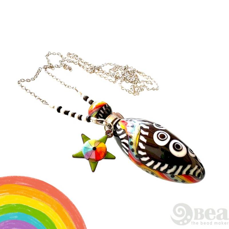 Tragbare Glasphiole - Handgemachter Glasflacon Für Parfum Oder Asche Mit Stahlkette Schwarz Regenbogendesign, Unikatschmuck Anhänger von BeaStoertz