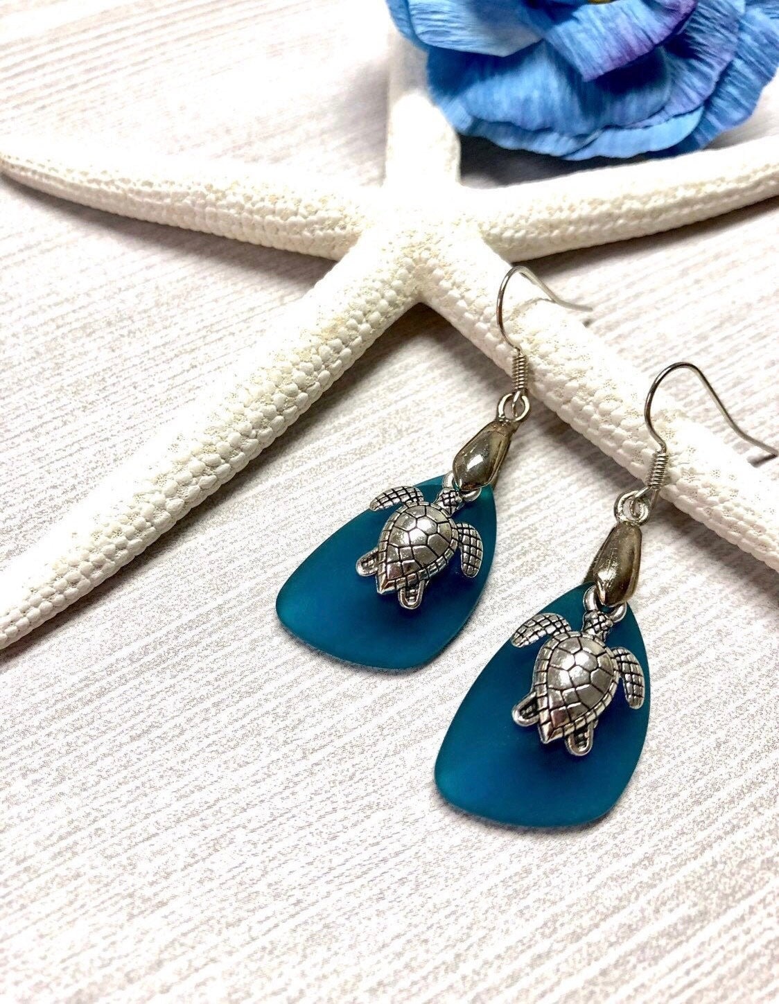 Blaue Meeresschildkröte Ohrringe. Sea Schildkröte Ohrringe, Blaugrün Meerglas Schmuck, Beachy Schmuck von BeachBoutiqueJewels