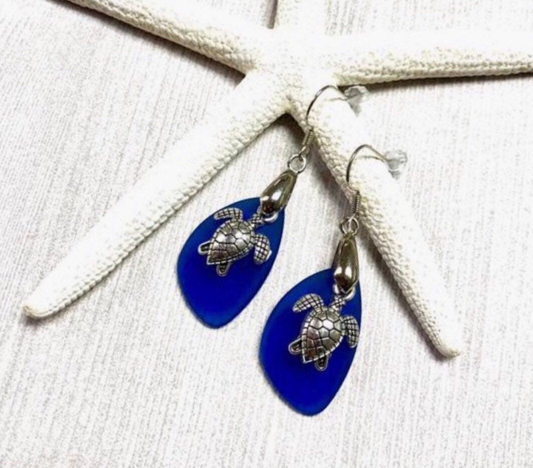 Blaue Meeresschildkröte Ohrringe. Wasserschildkröte Ohrringe, Kobalt Blau Seeglas Ohrhänger, Schmuck, Beachy Schmuck von BeachBoutiqueJewels