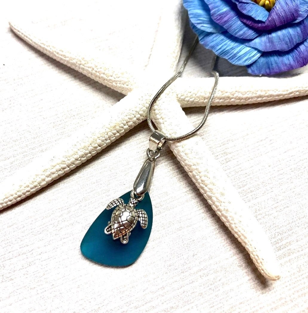 Blaue Meerglas Schildkröte Halskette, Meeresschildkröte Anhänger Teal Blue Sea Glass. Traumhafte Schmuck. Seeglas von BeachBoutiqueJewels