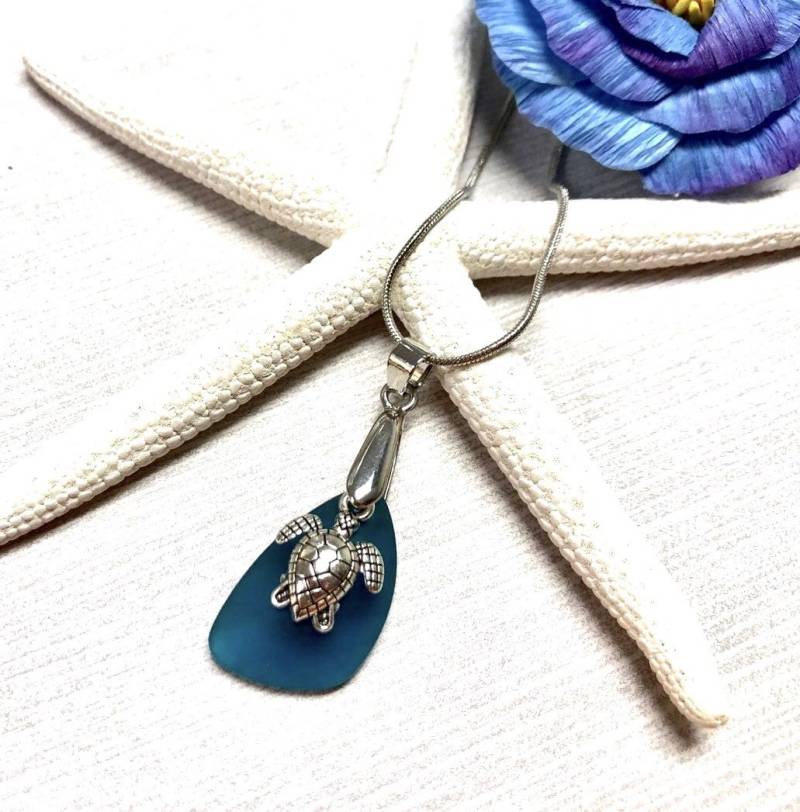 Blaue Meerglas Schildkröte Halskette, Meeresschildkröte Anhänger Teal Blue Sea Glass. Traumhafte Schmuck. Seeglas von BeachBoutiqueJewels