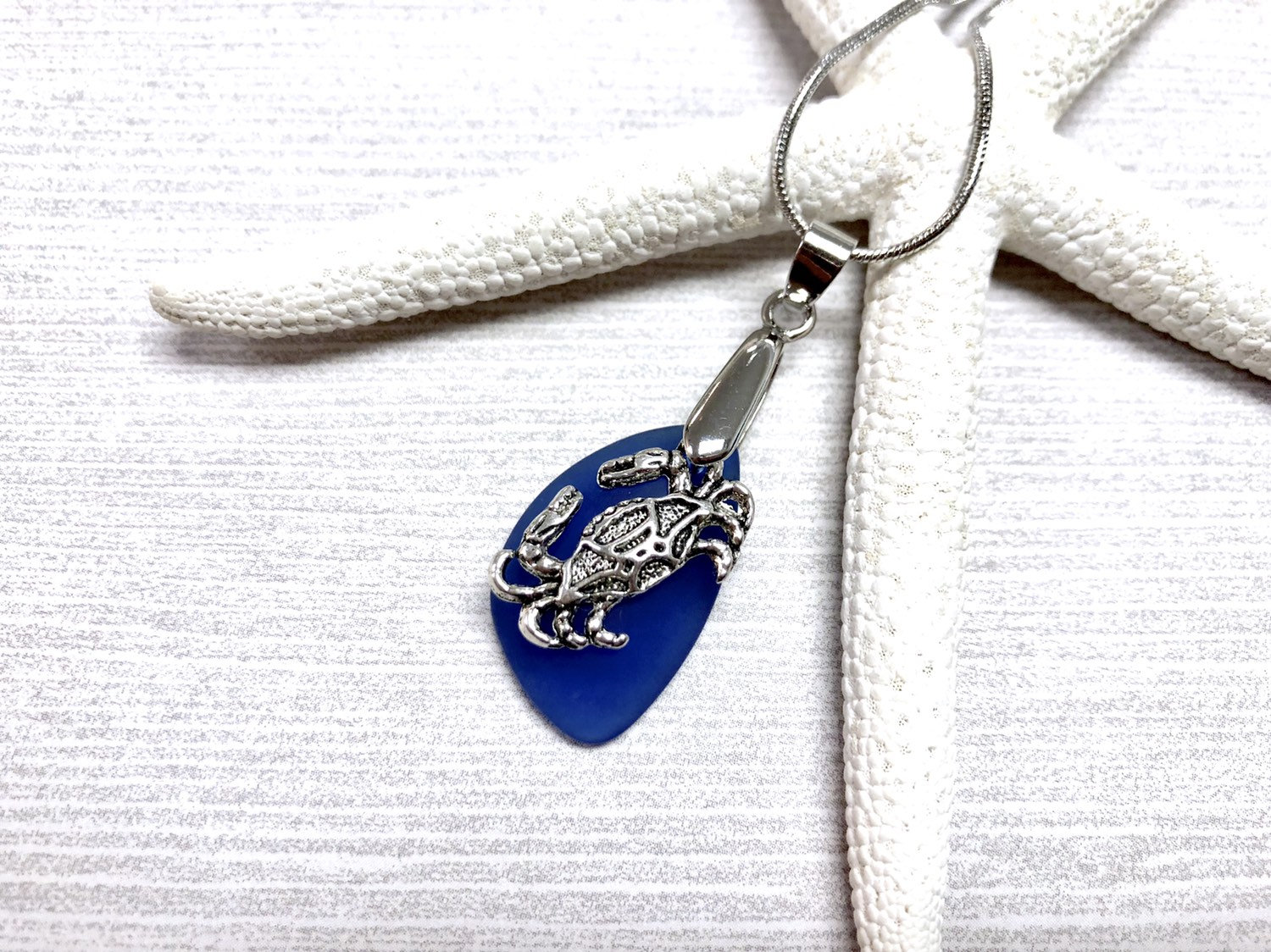 Blaue Seeglas Krabbe Halskette, Anhänger Maryland Blaue Krabbe, Schmuck, Beachy Schmuck von BeachBoutiqueJewels