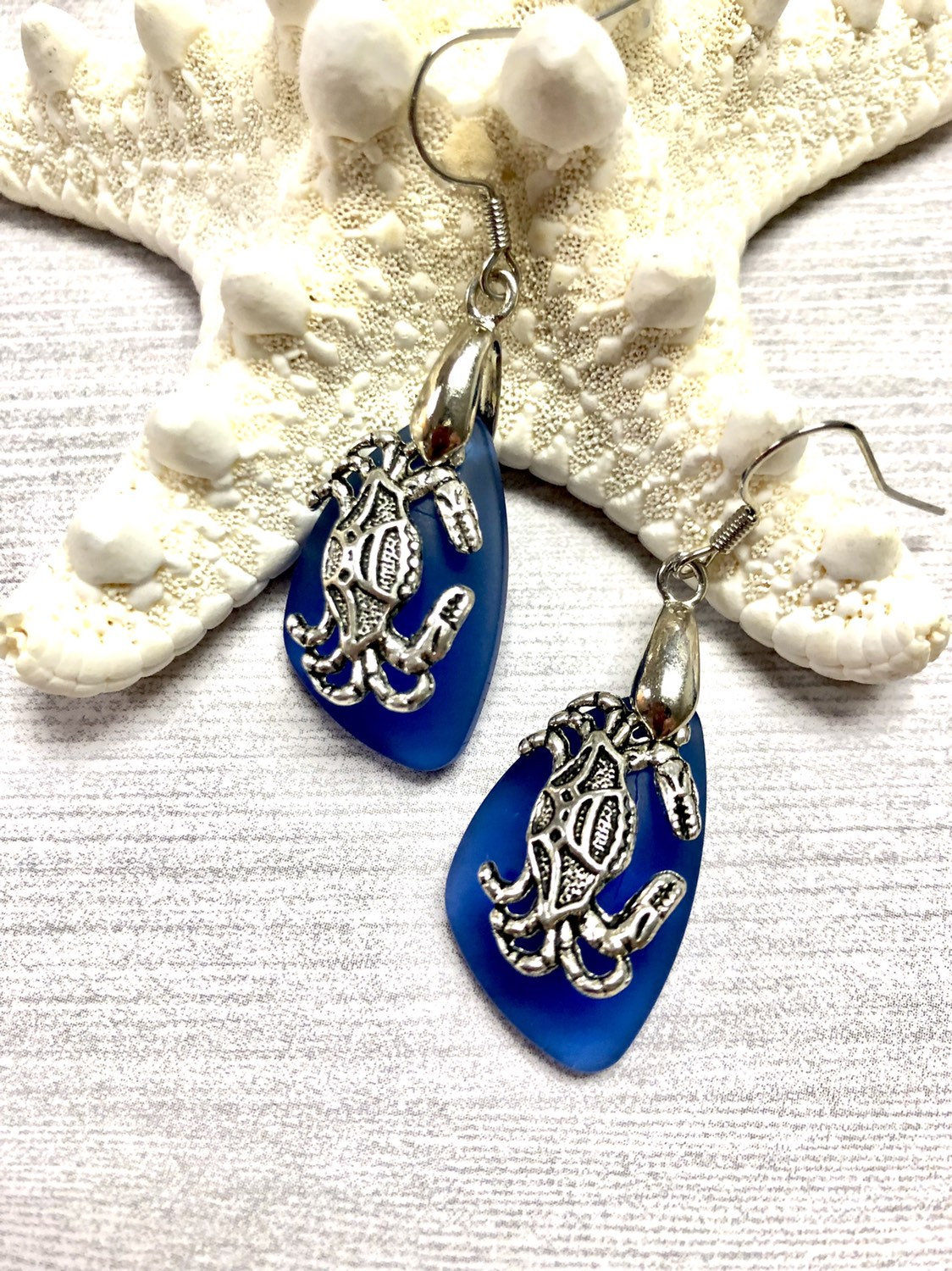 Blaue Seeglas Krabbe Ohrringe, Sterling Silber Ohrdrähte, Maryland Blaue Krabbe, Strand Schmuck von BeachBoutiqueJewels