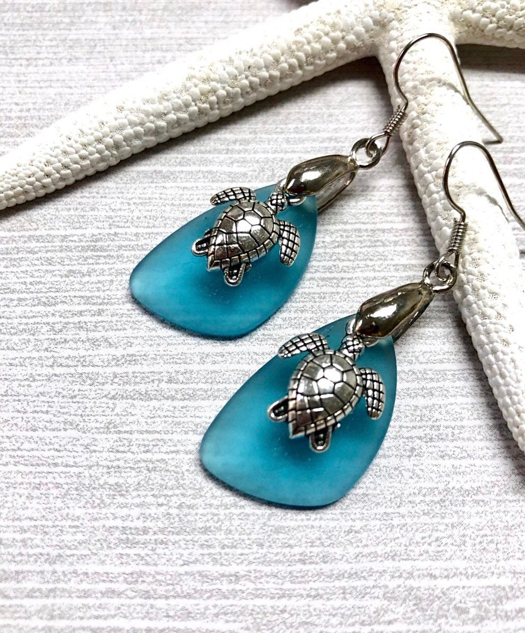 Blaue Seeglas Ohrringe. Wasserschildkröte Ohrringe, Aqua Blau Seeglas, Schmuck, Beachy Schmuck von BeachBoutiqueJewels