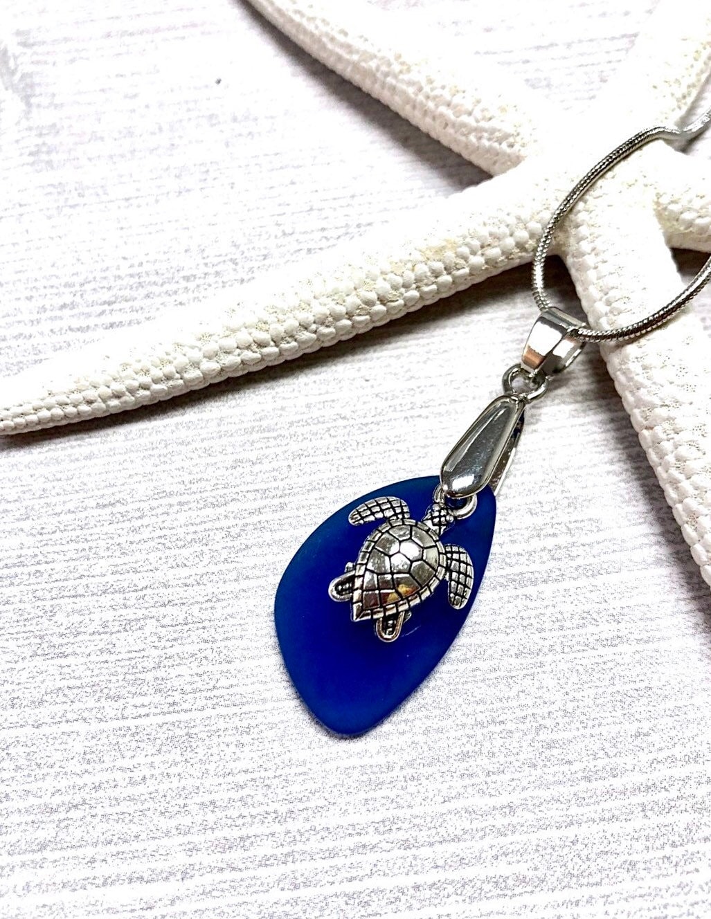 Blaue Seeglas Schildkröte Halskette, Wasserschildkröte Anhänger Kobalt Blau Seeglas. Traumhafte Schmuck von BeachBoutiqueJewels