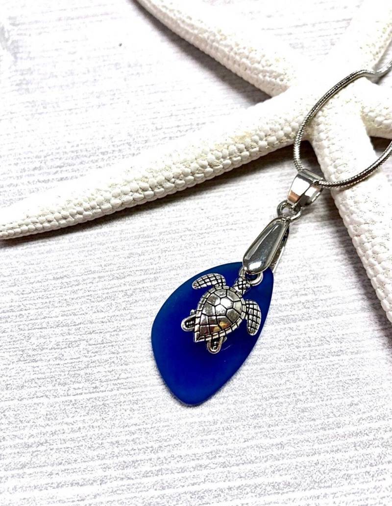 Blaue Seeglas Schildkröte Halskette, Wasserschildkröte Anhänger Kobalt Blau Seeglas. Traumhafte Schmuck von BeachBoutiqueJewels