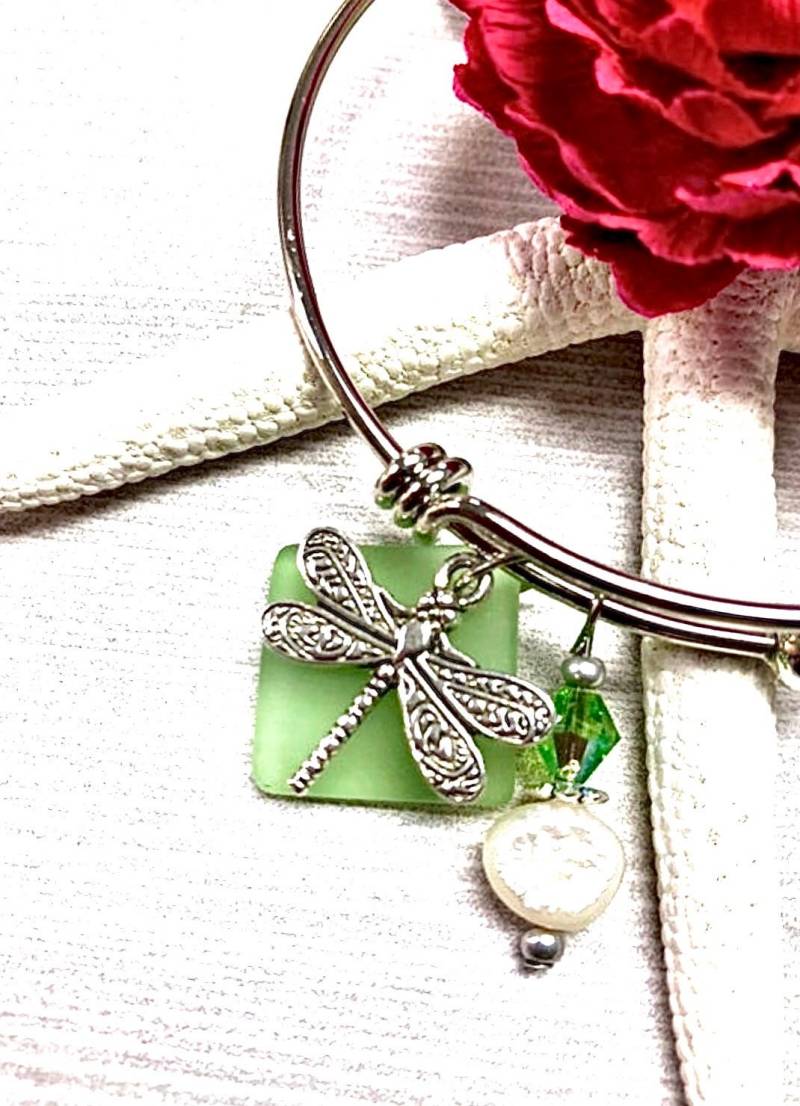 Grünes Seeglas Libellen Armband, Armreif Schmuck, Sommer Schmuck von BeachBoutiqueJewels
