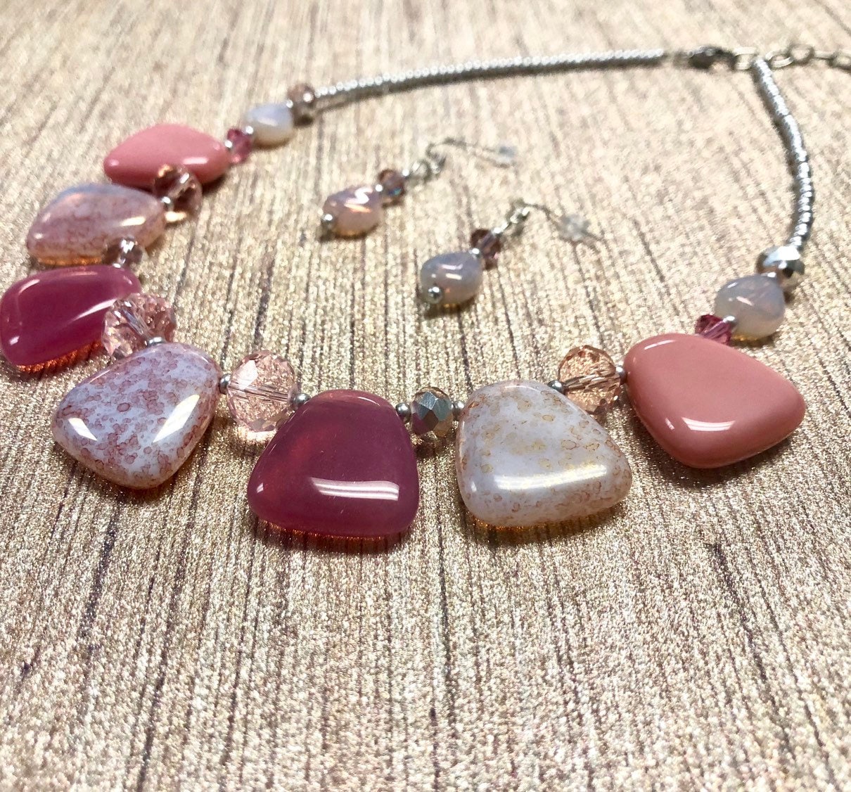 Rosa Statement Halskette, Grobstrick Glas Baumeln Ohrringe, Klobige Schmuck, Sommer Schmuck von BeachBoutiqueJewels