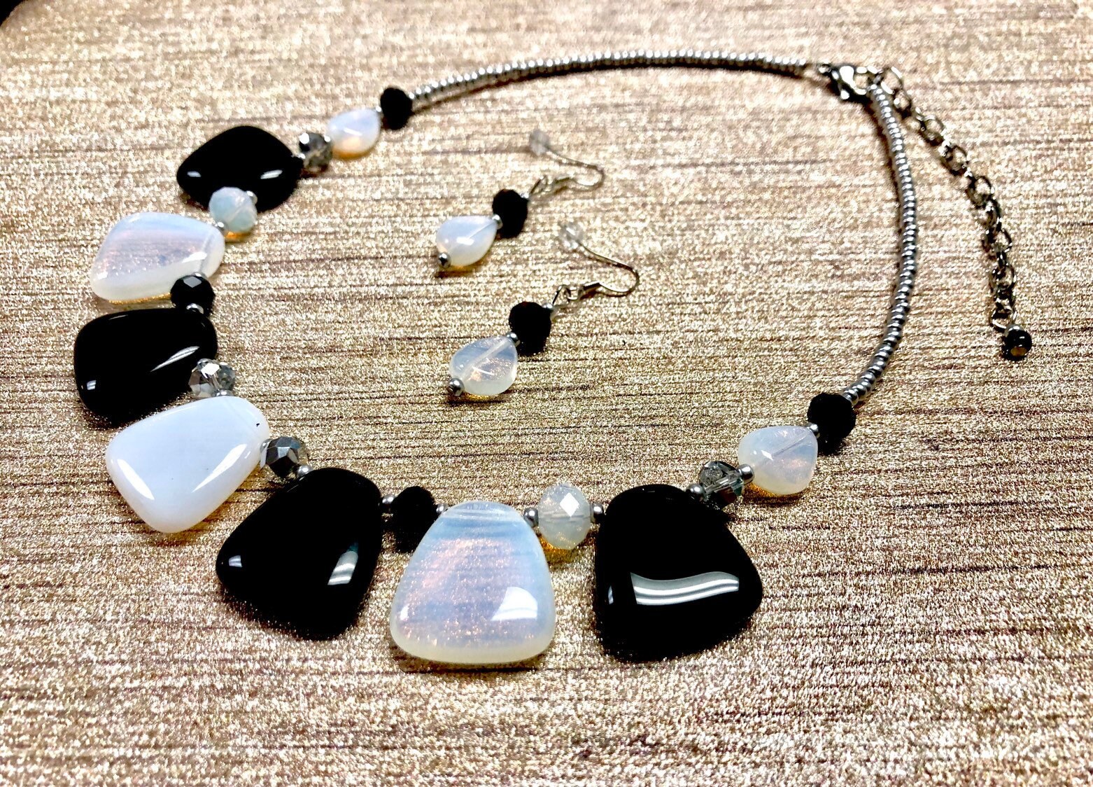 Schwarz Statement Halskette Set, Weiß Halskette, Ohrringe, Chunky Bib Glas Schmuck, Sommer Schmuck von BeachBoutiqueJewels