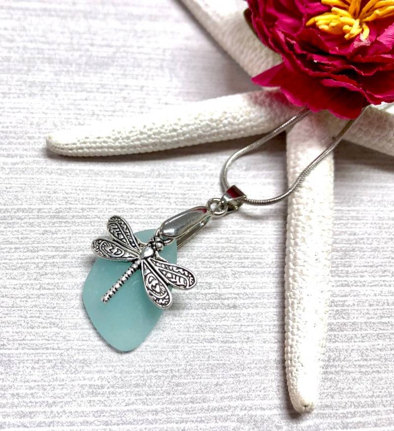 Sea Glass Libellen Halskette, Anhänger Aqua Blau Seeglas, Schmuck, Sommer Schmuck von BeachBoutiqueJewels