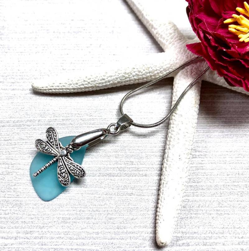 Sea Glass Libellen Halskette, Anhänger Aqua Blau Seeglas, Schmuck, Sommer Schmuck von BeachBoutiqueJewels