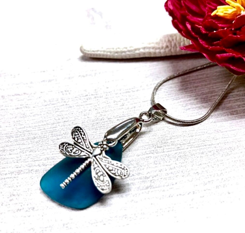 Sea Glass Libellen Halskette, Anhänger Türkis Blau Glass, Seeglas Schmuck, Sommer Schmuck von BeachBoutiqueJewels