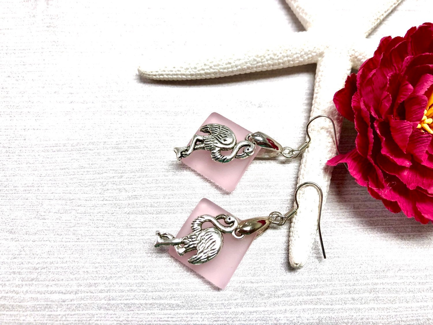 Seeglas Flamingo Ohrringe, Rosa Seeglas, Schmuck, Beachy Schmuck von BeachBoutiqueJewels