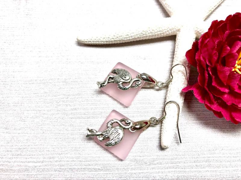 Seeglas Flamingo Ohrringe, Rosa Seeglas, Schmuck, Beachy Schmuck von BeachBoutiqueJewels