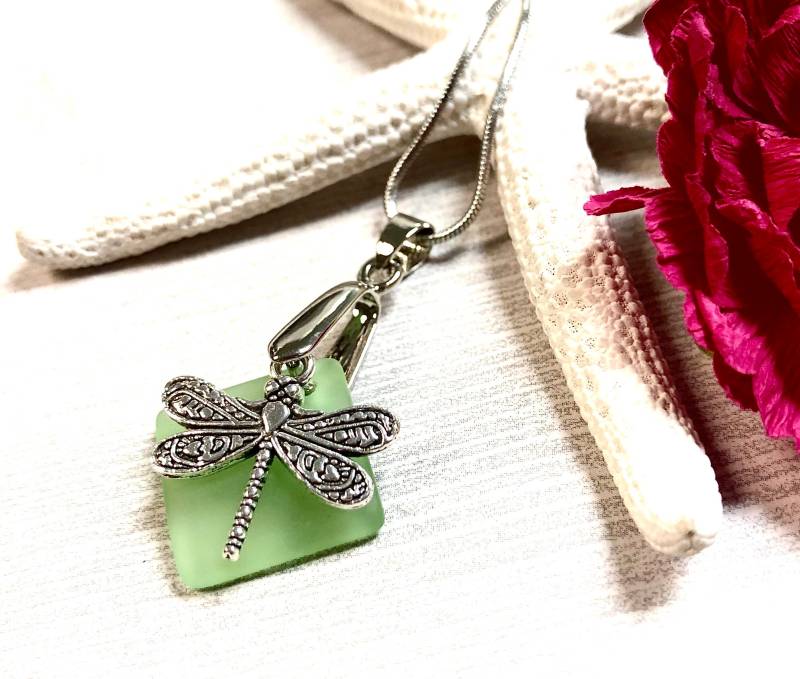 Seeglas Libelle Halskette, Anhänger Sea Glass, Schmuck, Sommer Libellen Schmuck von BeachBoutiqueJewels