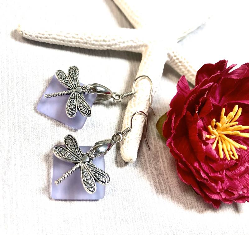 Seeglas Libellen Ohrringe, Libelle Lila Seeglas, Schmuck, Sommer Schmuck von BeachBoutiqueJewels