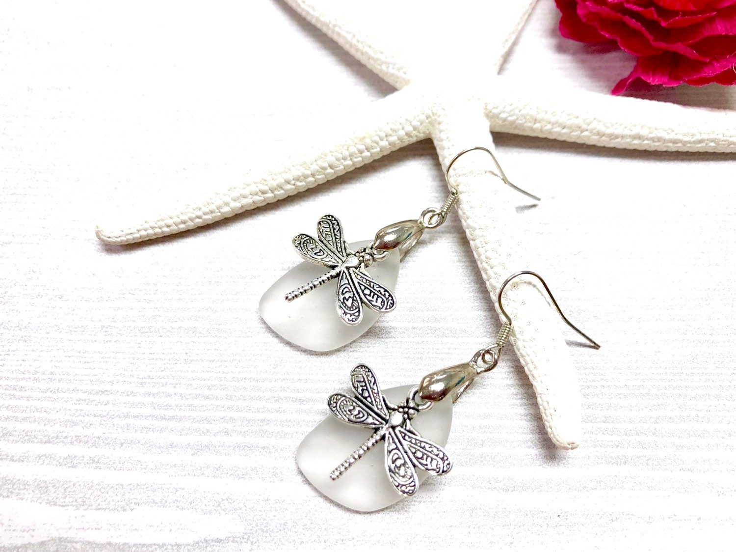 Seeglas Libellen Ohrringe, Libelle Weißes Seeglas, Schmuck, Sommer Schmuck von BeachBoutiqueJewels