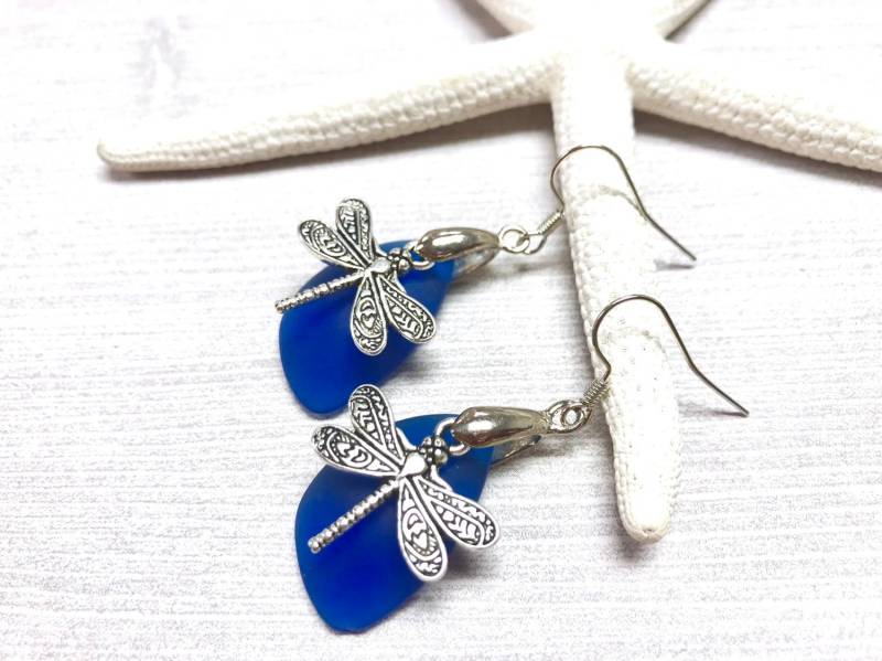 Seeglas Libellen Ohrringe, Ohrhänger, Blaue Schmuck, Sommer Schmuck von BeachBoutiqueJewels