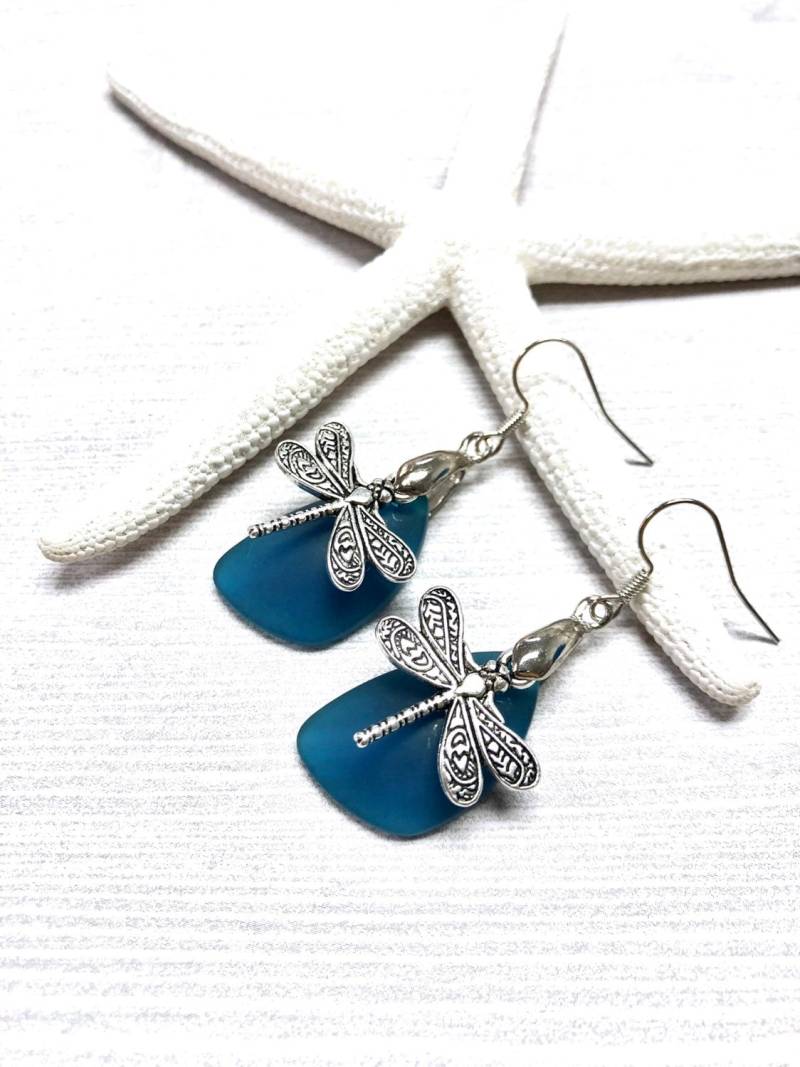 Seeglas Libellen Ohrringe, Ohrhänger, Blaue Schmuck, Sommer Schmuck von BeachBoutiqueJewels