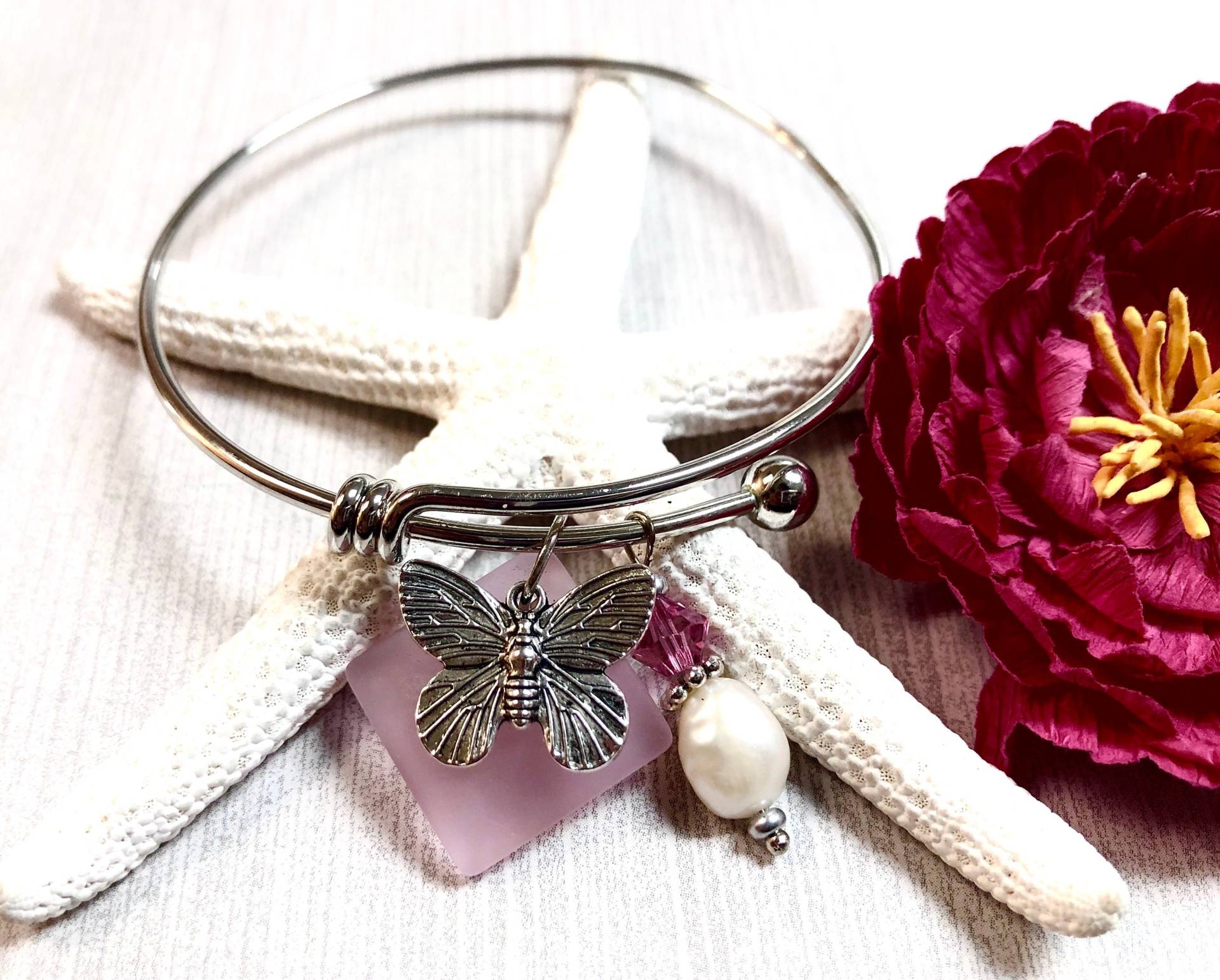Seeglas Schmetterling Armband, Armreif, Rosa Seeglas, Schmuck, Sommer Brautjungfer Geschenk von BeachBoutiqueJewels