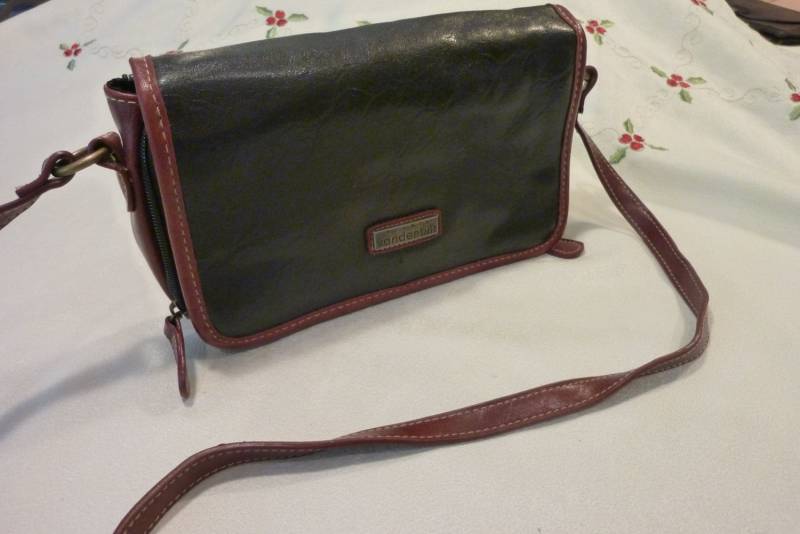 Vintage Handtasche Gloria Vanderbilt - Schwarzes Kunstleder Mit Burgund Trim Und Rohrleitungen Viel Stauraum Geschenk Für Sie von BeachBreezeBoutique