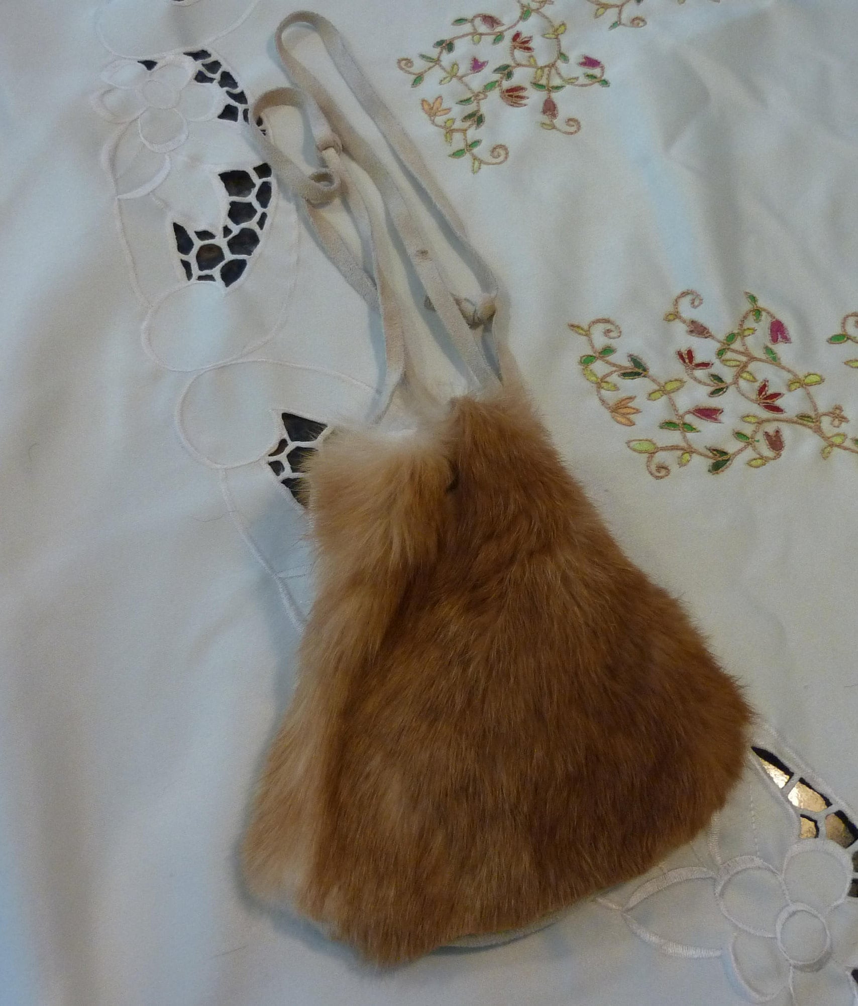 Vintage-Handtasche ~ Tunnelzug Tan Kaninchen Fell Handtasche Wildleder Sichern Groß Genug Für Die Essentials Aber Klein Genug, Um Überall Zu Gehen von BeachBreezeBoutique