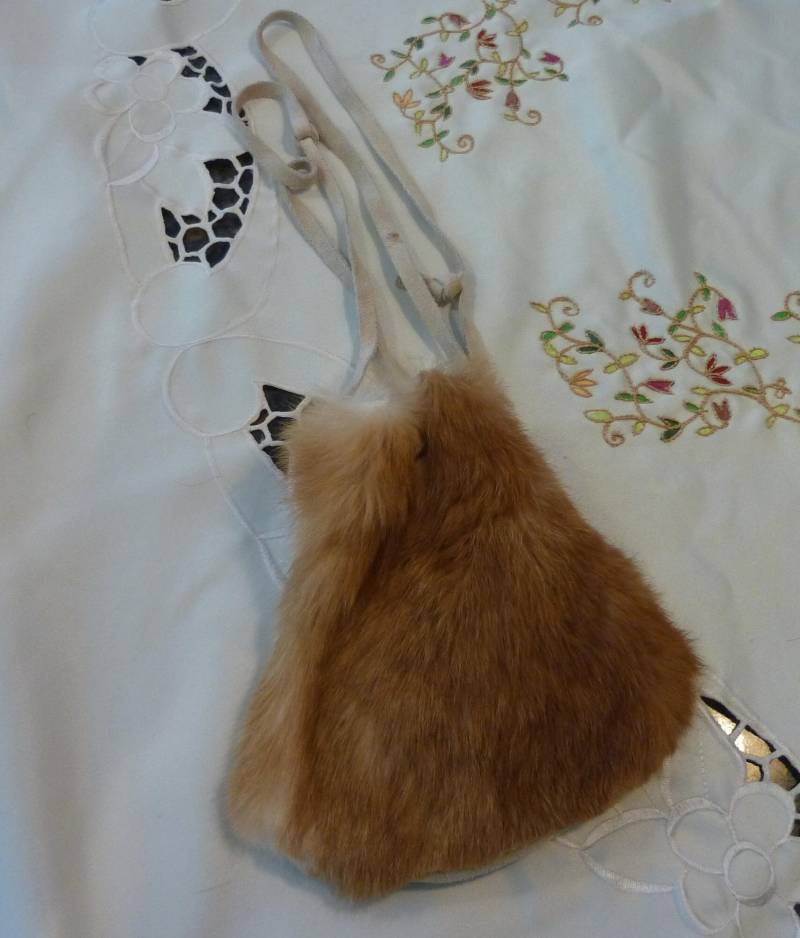 Vintage-Handtasche ~ Tunnelzug Tan Kaninchen Fell Handtasche Wildleder Sichern Groß Genug Für Die Essentials Aber Klein Genug, Um Überall Zu Gehen von BeachBreezeBoutique