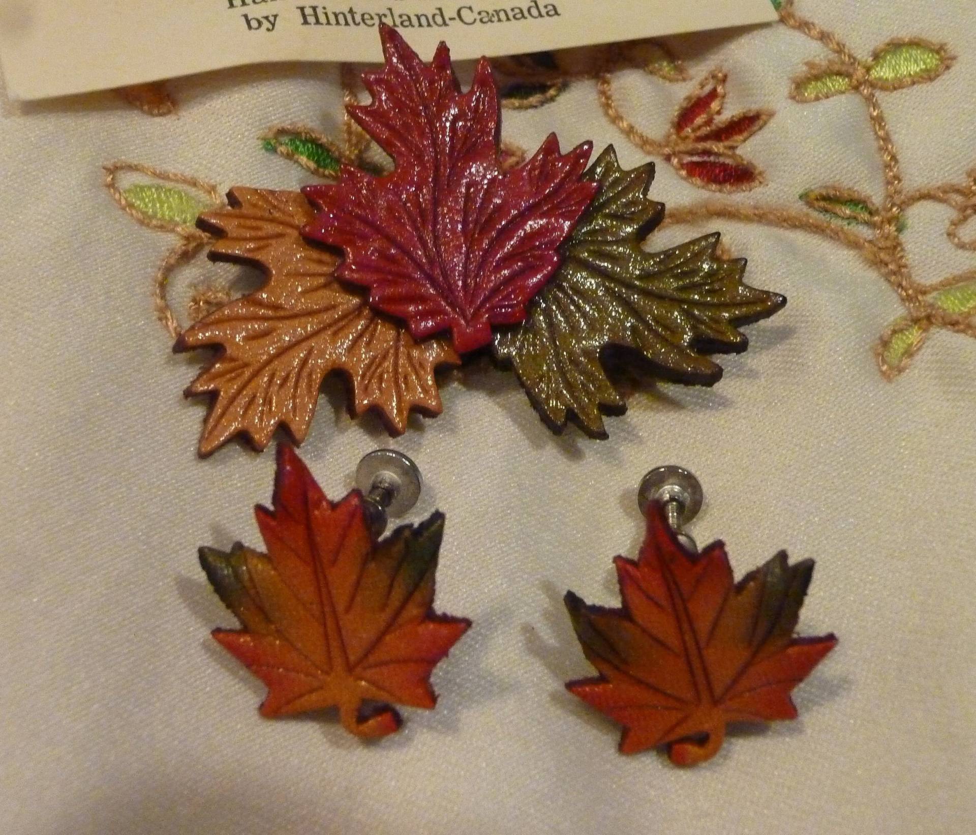 Vintage-Leder-Brosche Und Ohrringe - Rost, Kürbis Kuchen Farbige Grünen Blättern Splitter Ton Verschluss Hinter-Land von BeachBreezeBoutique