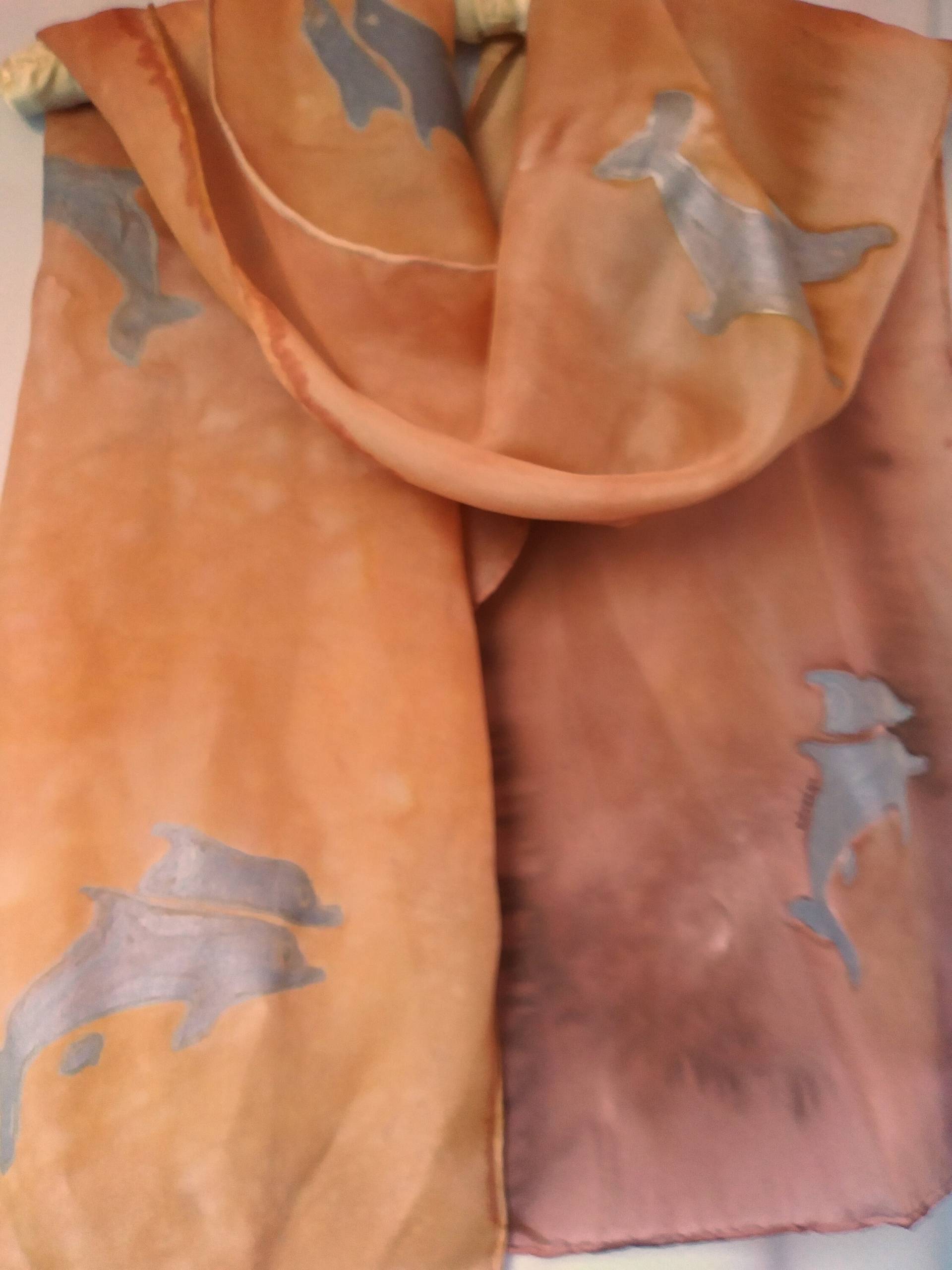 Handbemalter Seidenschal Mit Grauen Delfinen von BeachCourtStudio