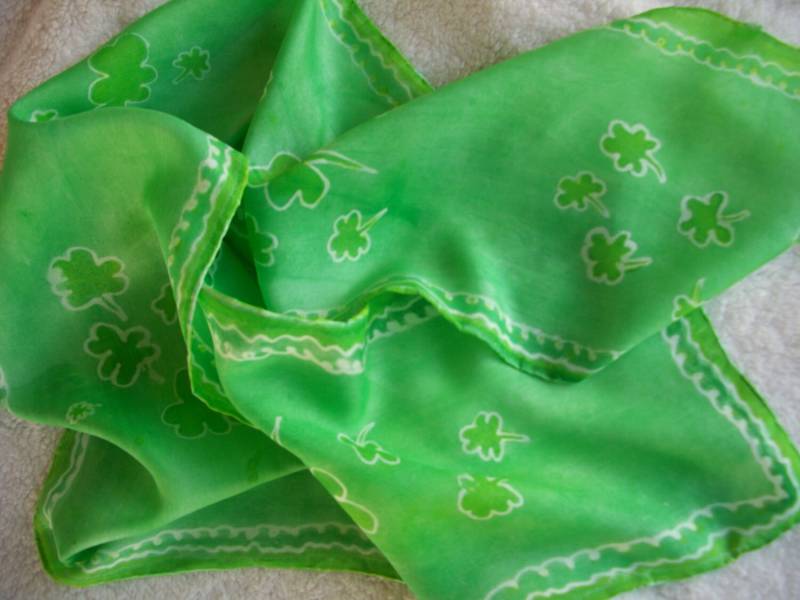 st. Patrick's Day Hand Seidenschal Kleeblatt Grün von BeachCourtStudio