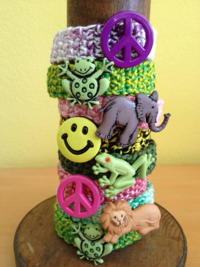 Freundschaftsarmband Bff Peace Zeichen Gehäkelt Happy Face Frosch Wildtiere Tier Knopf Kinder Geschenk Hippie Geburtstag Party Favor Retro von BeachDaisyJewelry