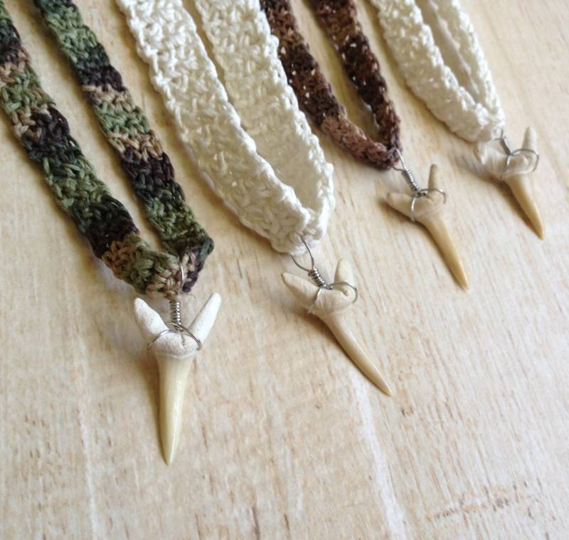 Haizahn Halskette Fossil Häkeln Hanf Strand Schmuck Ozean Meer Surfer Mädchen Junge Pool Party Favor Musik Festival Hippie Retro Accessoire von BeachDaisyJewelry