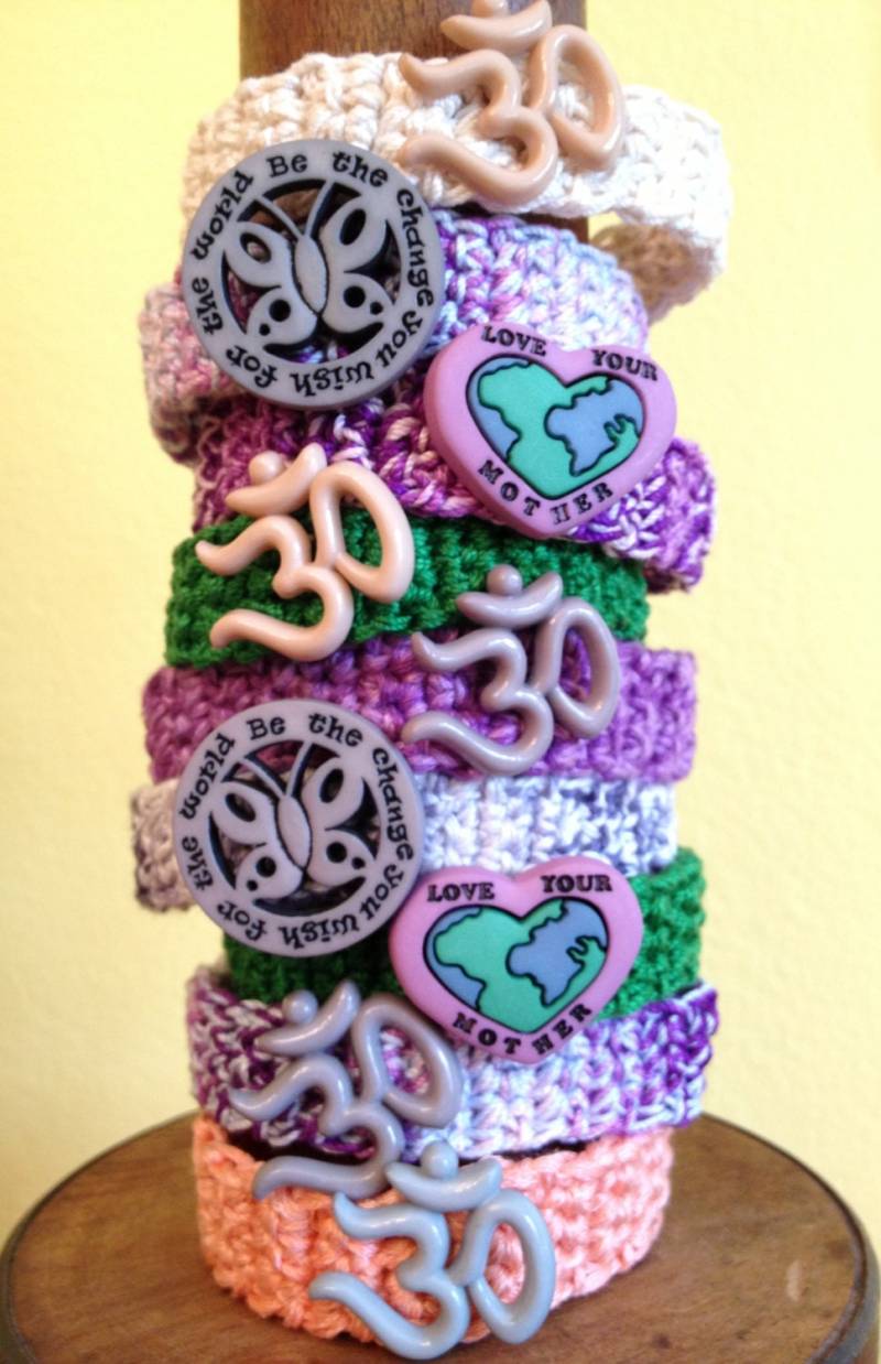 Yoga Armband Earth Day Festival Liebe Planet Om Symbol Mutter Erde Häkeln Knopf Geburtstag Party Favor Geschenk Für Ihre Bff Freundschaft Yoga Armband Earth Day Festival Liebe Planet Om Symbol Mutter Erde Häkeln Knopf Geburtstag Party Favor Geschenk Für Ihre Bff Freundschaft von BeachDaisyJewelry