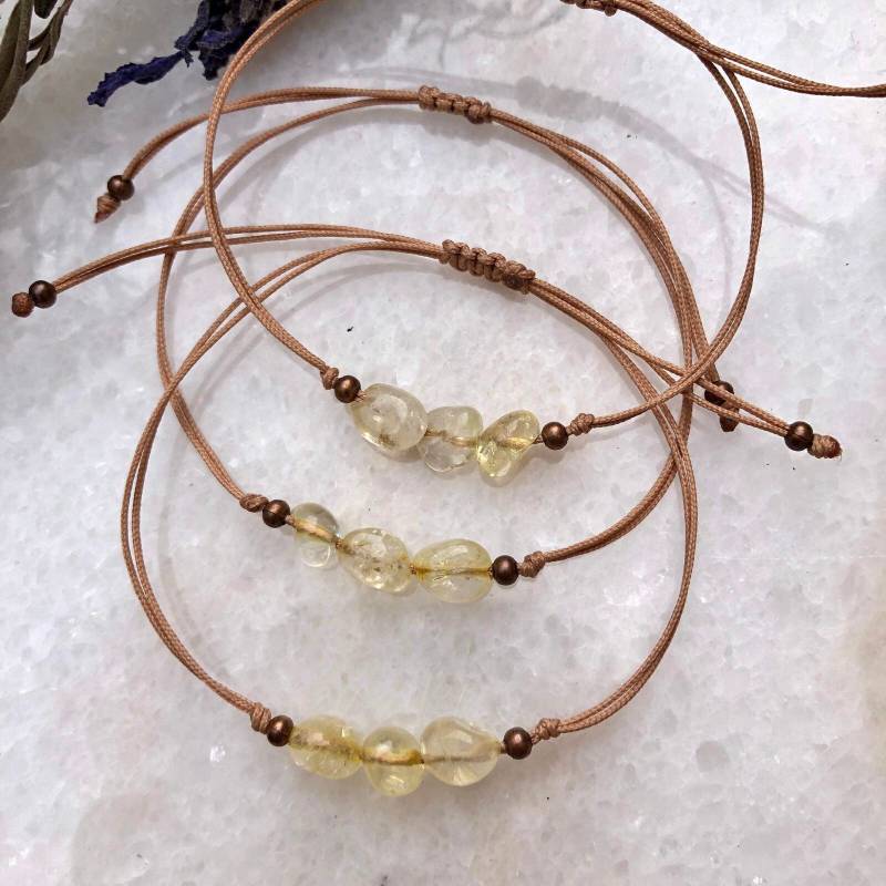 Handgefertigtes Citrin Nugget Armband Verstellbare Kordel Im Boho Surfer Stil von BeachPerfectDE