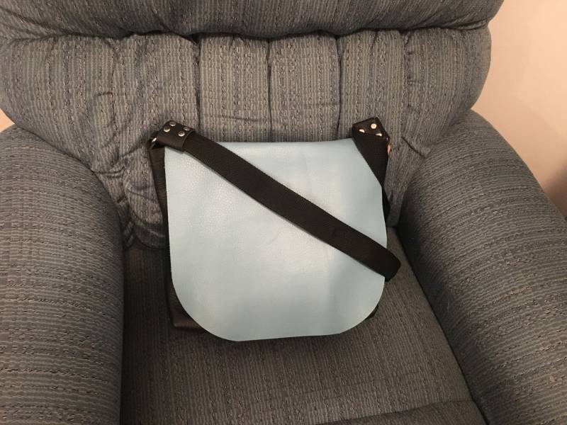 Schwarze Leder Umhängetasche 2 Fächer von BeachTrekLeatherwork