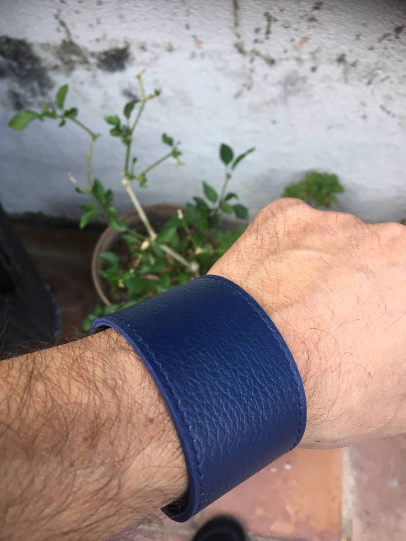 Einfache Breite Echtleder Unisex Manschetten in Blau, Schwarz Und Braun... Zum Dekorieren Oder Einfach Zu Halten Einfache Breite Echtleder Unisex Manschetten in Blau, Schwarz Und Braun... Zum Dekorieren Oder Einfach Zu Halten von BeaconSquare
