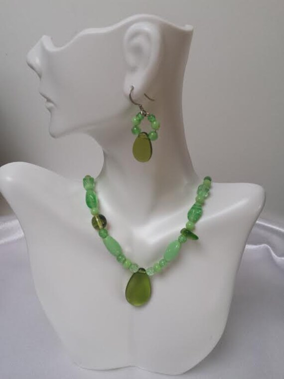 Leuchtend Grüne Glas Bead Halskette Und Ohrringe Set von BeadBabeGallery