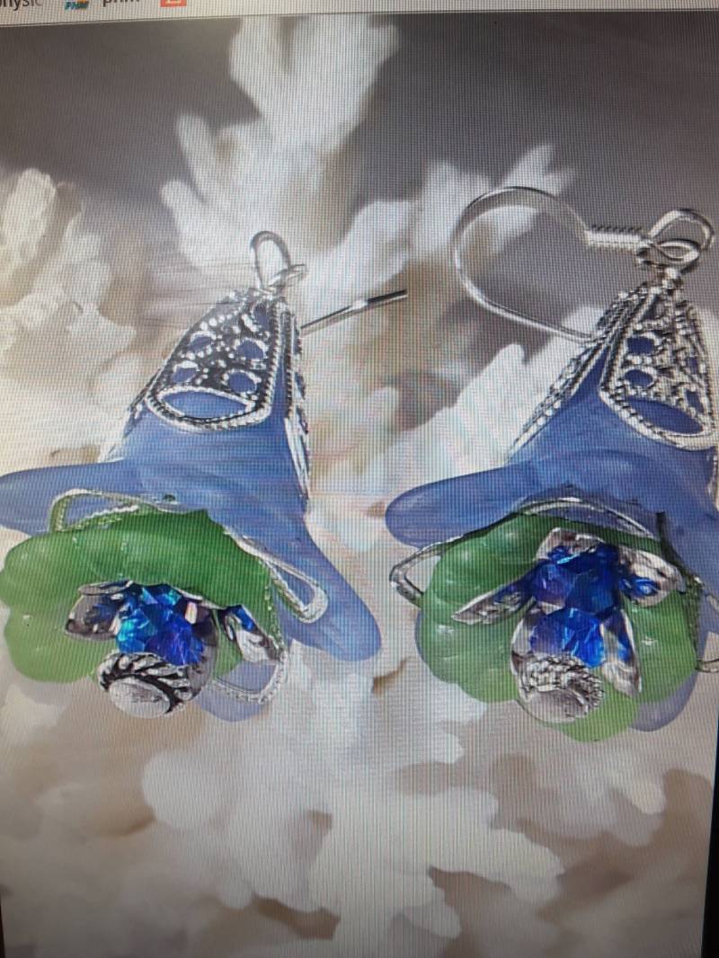 Schöne Blau Lucite Trompete Blumen Ohrringe Mit Grünen Blumen-Center Und Kristall Akzente von BeadBabeGallery