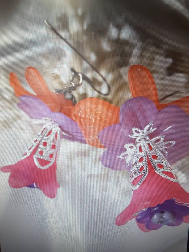 Schöne Pfirsich Orchidee Blumenohrringe Mit Lavendel Und Heiße Rosa Mitte von BeadBabeGallery