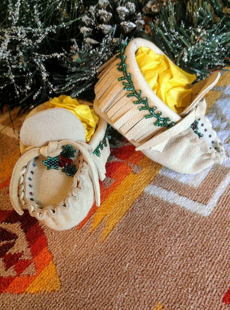 Baby Booties, "Weihnachten Holly Beeren' - Mukluk Stil Mokassins, Krippe Unisex Leder Babys Erste Weihnachtsbekleidung von BeadBeCharmed