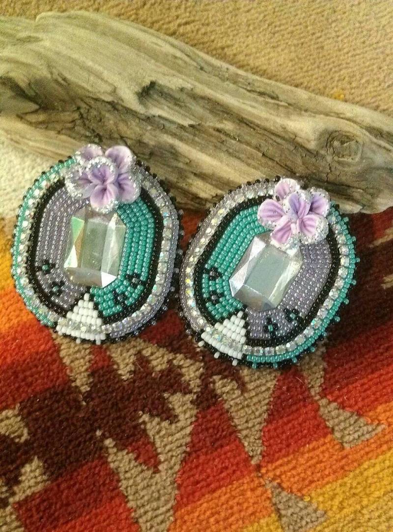 Rosetterlaube, " Embark "-Handgestrahlte Medaillenschlacht, Trendy Contrast Ohrringe, Floral Statement Powwow Bling von BeadBeCharmed